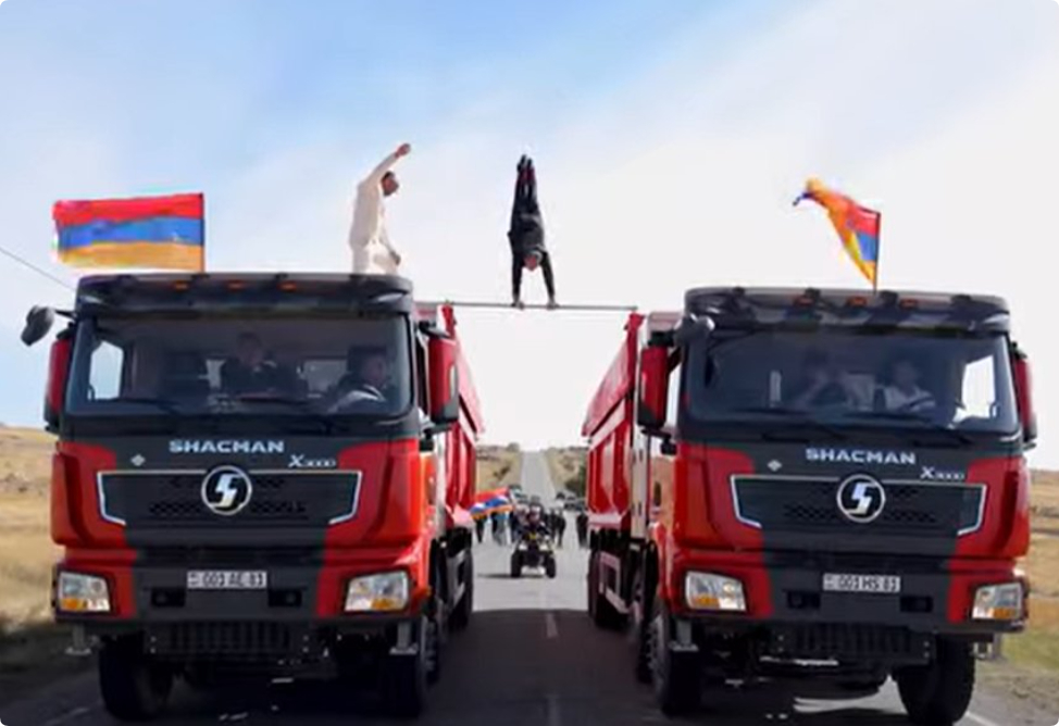 70 պտույտ՝ երկու շարժվող բեռնատարների միջև․ հայ մարզիկը Գինեսի նոր ռեկորդ է սահմանել (ՎԻԴԵՈ)