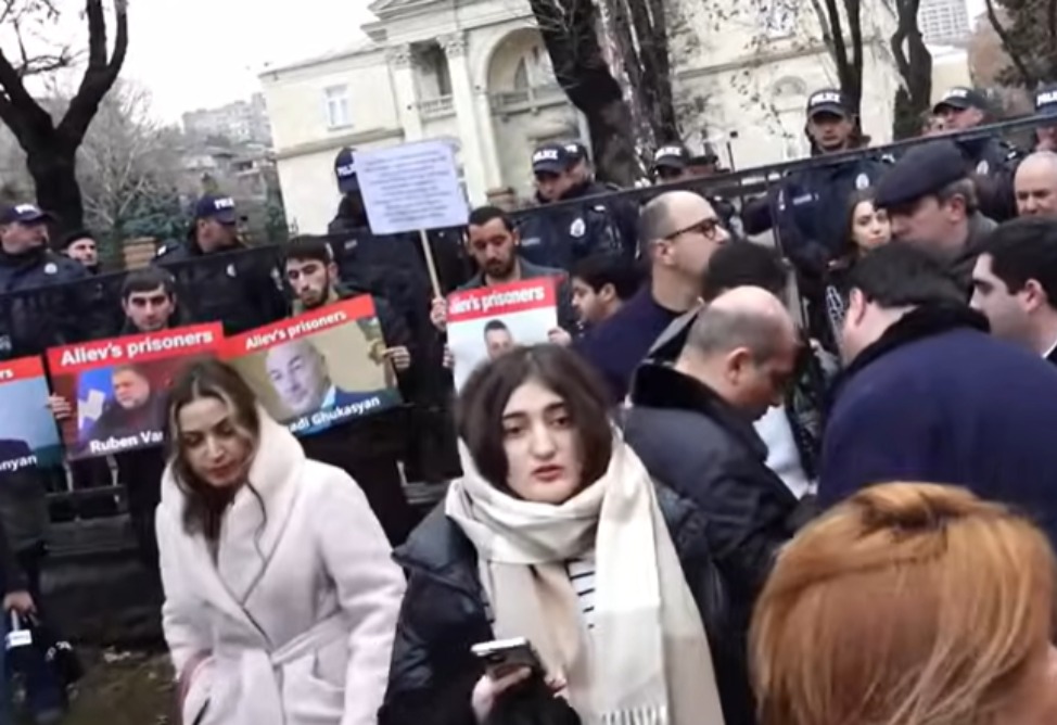 Free Armenian hostages: граждане встретили Вэнса в Ереване акцией протеста