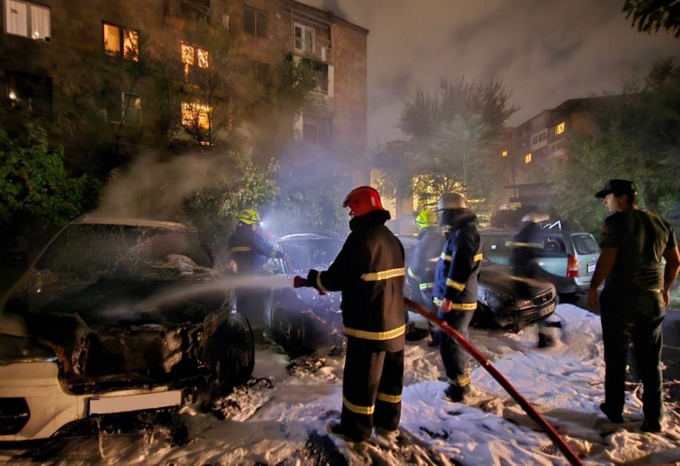 Три машины обгорели на проспекте Комитаса минувшей ночью (ФОТО)
