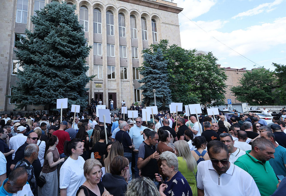  Акция протеста оппозиции проходит у здания КС Армении, где рассматривается дело об итогах парламентских выборов