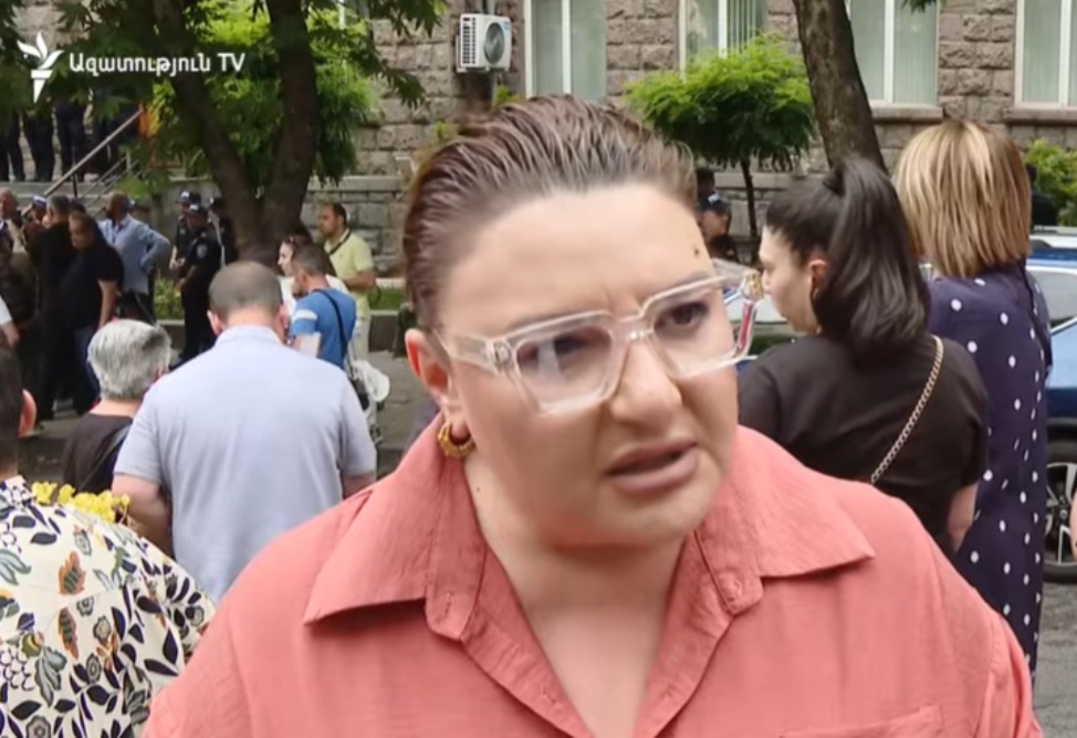 Оппозиция протестует перед ЦИК Армении и требует восстановить права избирателей