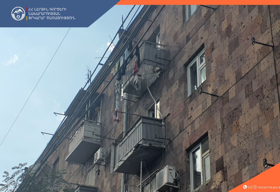В Ереване обрушился балкон жилого дома: два человека упали с пятого на четвертый этаж